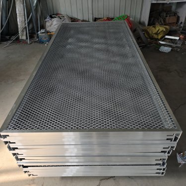1係(xi)鋁闆18×30m孔鋁(lv)闆(ban)網(wǎng)